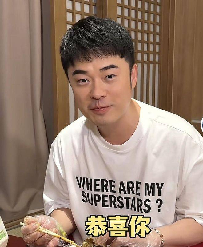 随着开赛脚步越来越近,不仅普通球迷兴奋,圈内热爱足球的明星们也开始按捺不住,陆续晒出自己的准备工作。有人晒出攒了十几年的珍藏球衣,有人约好友组好看球局。而陈赫选择了最符合自己人设的方式:一口热汤、一杯冰饮,用最舒适自在的状态,迎接这场属于全世界的足球盛宴。说白了,这才是球迷该有的样子,心中全是对比赛的期待,花里胡哨的噱头完全不需要。看完这条视频的人,大多跟着他一起,开始盼着开赛日快点到来。本来还没太有大赛临近的实感,看到他四年等待一回的狂欢,谁能不心动? 陈赫这波操作不搞噱头、不蹭流量,只是普通球迷分享自己的期待,真实又有趣,难怪戳中了那么多人。现在,就等哨声吹响,我们也跟着学学陈赫,备好爱吃的、喝的,舒舒服服开启属于自己的看球之旅。这种既补身子又提神的操作,一下子就把兴奋的情绪传染给了每一个同样热爱足球的人。