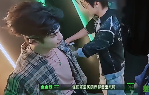 章若楠和张凌赫在节目中扮演情侣是剧本吗？