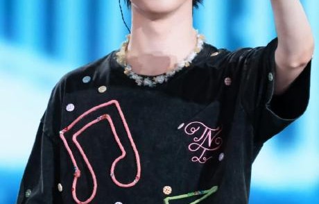 时代少年团三公演唱会马嘉祺的《让她降落》舞台直拍视频
