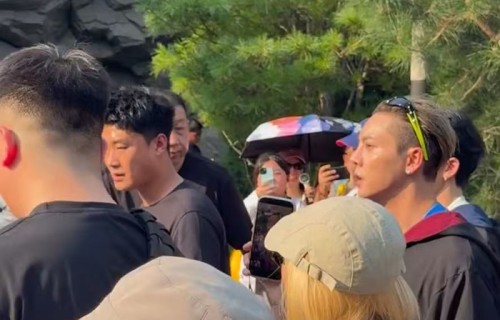 陈伟霆扮演哈利波特，与曾舜晞同穿魔法袍