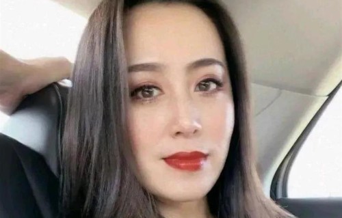 女网红嫁给外国人频繁炫耀，如今离婚态度180度转变，吐槽白人体味大