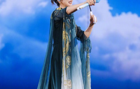 凤凰传奇成都演唱会遇暴雨为什么还能准时开场？
