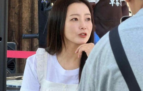 49岁金喜善现身乌镇旅游被偶遇，她依然很漂亮，脸部状态很自然