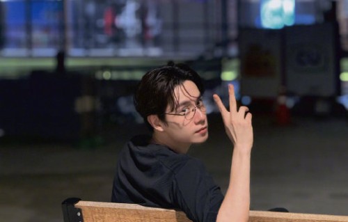 胡一天韩国游plog里的拍照姿势为什么被调侃？