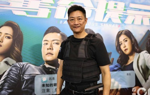 TVB金牌绿叶再被拍到做保安，红馆护送内地歌手，神情严肃极专业