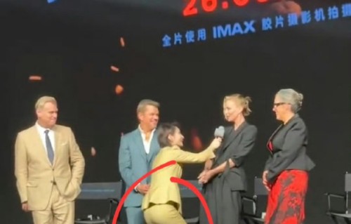 陈璇递麦姿势为何会被解读为卑躬屈膝？