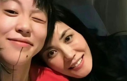 王菲听窦靖童总决赛歌曲时有哪些反应细节？