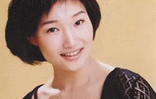 事实证明，49岁不婚不育的李梓萌，已经走上了另一条人生大道