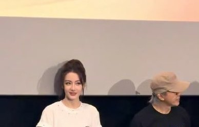 迪丽热巴的香港路演造型引发哪些热议？