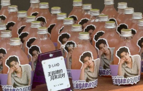 王鹤棣为什么愿意自费给粉丝准备大礼包？