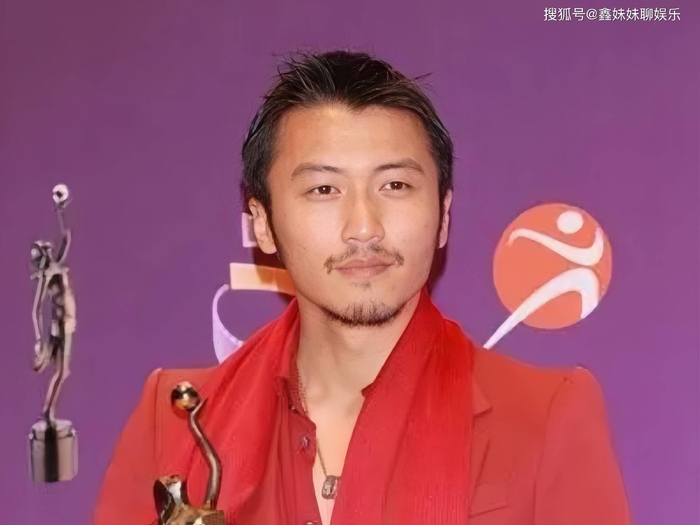 回顾他和张柏芝的婚姻，尽管最终以离婚收场，但他们共同迎来了两个可爱的儿子，他们的感情历程依然令人怀念。谢霆锋这次的情感表露，不仅是对自己作为父亲的反思，也是对过去感情生活的一次回顾。他的坦率和真诚，展现了一个公众人物在家庭和事业之间寻求平衡的挑战，以及作为父亲的自责和反思。这一事件引发了人们对于家庭、父母责任和婚姻感情的深刻思考。