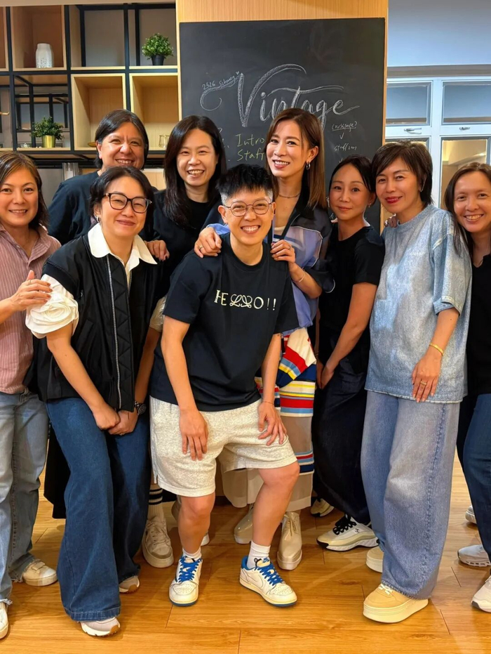 适逢母校校庆，佘诗曼重返母校与同窗相聚。（IG图片）