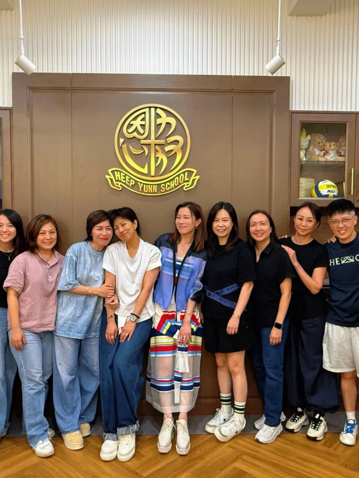 适逢母校校庆，佘诗曼重返母校与同窗相聚。（IG图片）