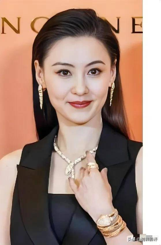 流量从来不是单靠制造容貌焦虑获得。 真正能够引发全民传播的，往往是真实带来的冲击、反差制造的话题，以及人物经历引发的情感共鸣。 当这三者叠加在一起，一个普通的路人镜头，也足以成为席卷全网的热点。