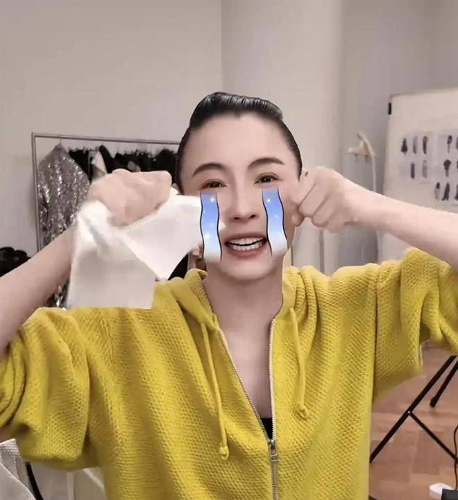 评论区里,一条留言被顶到最高,写道:外人纠结生父是谁,可孩子已经八岁了。