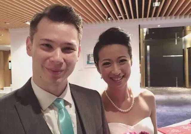 潘晓彤2014年告别娱乐圈,翌年与圈外外籍男友结婚成为人妻。