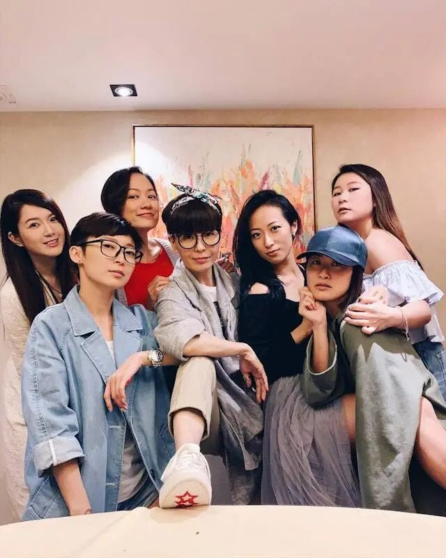 虽然潘晓彤已远离幕前,但她仍与圈中好友如伍咏薇、梁嘉琪和周家怡等保持联络。